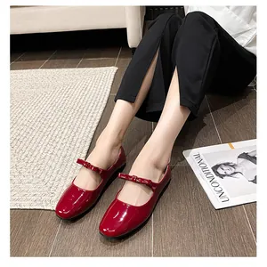 Vue de dessus des ballerines Mary Jane en cuir verni rouge foncé avec nœud élégant