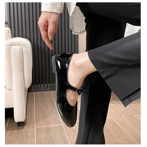 Vue détaillée de ballerines Mary Jane en cuir verni noir avec nœud et boucle