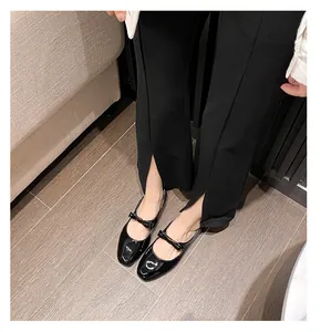 Vue de dessus de ballerines Mary Jane en cuir verni noir avec nœud et bout arrondi