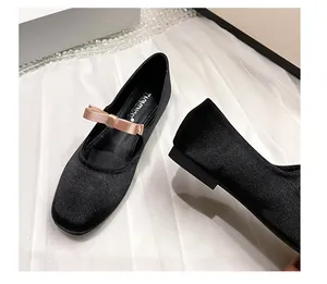 Détails de ballerines à bout carré en tissu pailleté noir avec nœud en satin rose