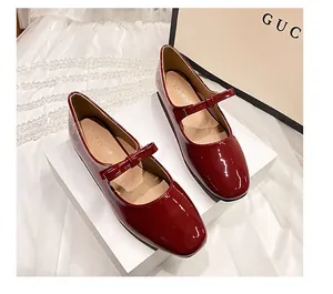 Détail de ballerine Mary Jane en cuir verni bordeaux avec bride et bout carré poli