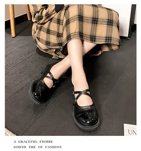 Gros plan de chaussures Mary Jane noires en cuir verni avec talons épais élégants