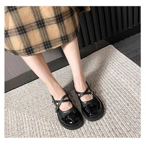 Gros plan de chaussures Mary Jane noires avec brides croisées et boucle argentée