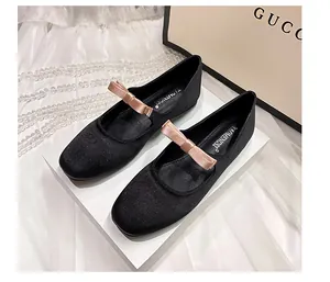 Détail macro de ballerines Mary Jane à paillettes noires avec nœud en satin rose