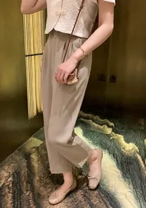 Ballerine beige a punta quadrata con fiocco francese abbinate a pantaloni cachi