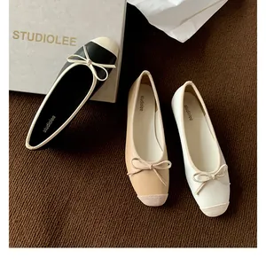 Vista dall'alto di ballerine a punta quadrata in nero, beige e bianco con fiocchi