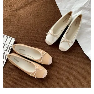 Vista dall'alto di ballerine francesi a punta quadrata con fiocco e finitura in pelle bicolore