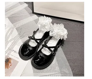 Détail de chaussures Mary Jane noires vintage avec brides croisées et chaussettes