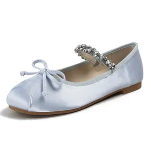 Scarpe Mary Jane in raso celeste con cinturino di strass e fiocco decorativo da donna