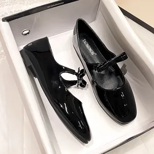 Ballerines Mary Jane en cuir verni noir brillant avec nœud dans une élégante boîte à chaussures