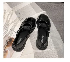 Détails des chaussures Mary Jane à bout rond avec cuir verni et brides croisées