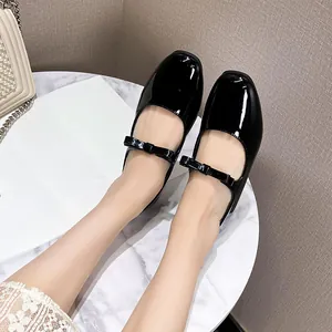 Ballerines Mary Jane élégantes en cuir verni noir avec nœud et bride fine sur le dessus
