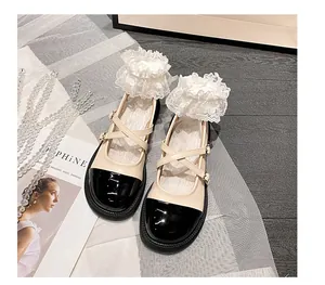 Gros plan de chaussures Mary Jane rétro à plateforme avec corps beige et bout verni noir