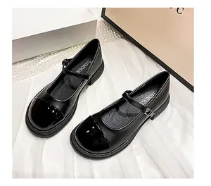 Detail van zwarte Mary Jane schoenen met lakschoen neus en matte afwerking