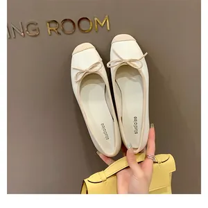 Dettaglio di ballerine a punta quadrata con fiocco e inserto in pelle scamosciata