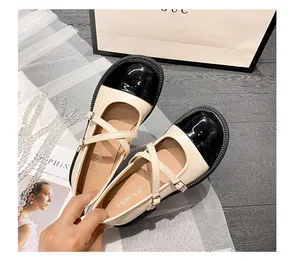 Détail de chaussures Mary Jane bicolores avec corps beige et bout rond en cuir verni noir