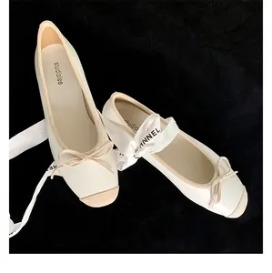 Dettaglio del fiocco e del design bicolore con punta quadrata su ballerine eleganti