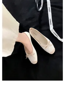 Dettaglio di ballerine beige a punta quadrata con patchwork kaki e dettaglio con fiocco