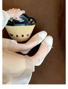 Dettaglio di ballerine a punta quadrata in stile francese con fiocco e bicolore