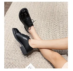 Détail de chaussures derby à plateforme avec bout en cuir verni et fini mat