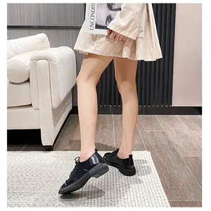 Détail de mocassins noirs à lacets avec semelle épaisse en caoutchouc sur un mannequin