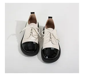 Détail de mocassins à plateforme bicolores avec bout rond en cuir verni noir