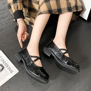 Chaussures Mary Jane rétro avec doubles brides et bout en cuir verni sur parquet