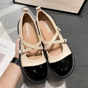Retro Plateau Mary Jane Schuhe aus beigem Leder mit schwarzer Lacklederkappe