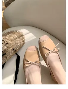 Dettaglio ballerine beige a punta quadrata con fiocco e punta a contrasto chic