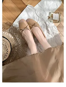 Eleganti ballerine bicolore con dettaglio a fiocco sulla punta quadrata di classe