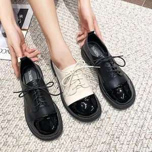 Stijlvolle damesleren loafers met glanzende neus en dikke comfortabele plateauzolen