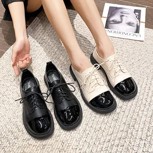 Chique damesloafers met ronde neus in zwart en beige lakleer met plateauzolen