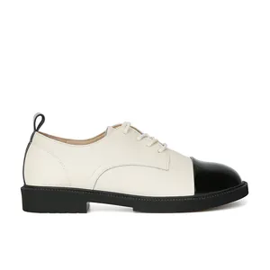 Mocassins à plateforme pour femmes avec bout contrasté crème et cuir verni noir