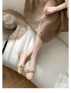 Dettaglio ballerine beige con fiocco delicato e punta con trama brillante francese