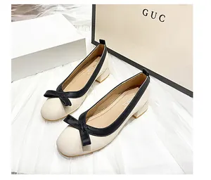Detailansicht beige Pumps mit Blockabsatz, schwarzer Schleife und Kontrastpaspelierung