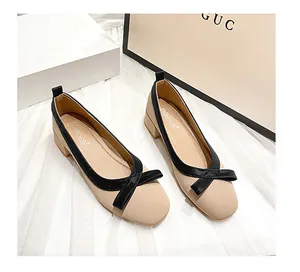 Detailaufnahme der Blockabsatz-Pumps mit Schleife und elegantem Beige-Schwarz-Kontrast