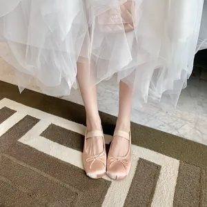 Rosa Seidensatin Ballett-Flachschuhe mit Schleife kombiniert mit gesteppter Tasche