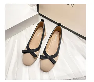 Draufsicht auf Carré-Schuhe mit Blockabsatz, schwarzer Schleife und beigem Finish