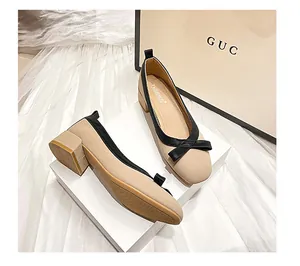Detailansicht beige Pumps mit quadratischer Spitze, schwarzer Schleife und Blockabsatz