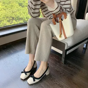Elegante beige Pumps mit Karree-Ausschnitt, schwarzer Schleife und Blockabsatz für Damen