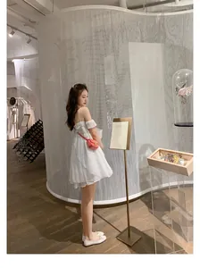 Dettaglio mini abito bianco con spalle scoperte, ballerine e borsa a tracolla rosa