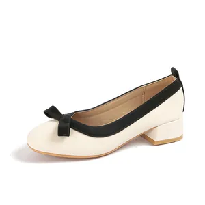 Elegante beige Pumps mit Karree-Ausschnitt, schwarzer Schleife und bequemem Blockabsatz