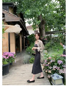 Look outdoor alla moda con ballerine nere con fiocco e borsa a tracolla coordinata