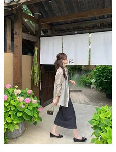 Ballerine chic francesi con fiocco abbinate a camicia e abito grigio aderente