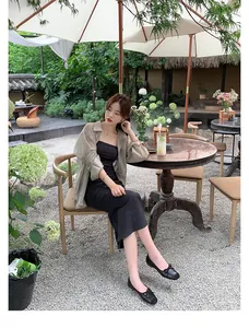 Dettaglio chic del fiocco su ballerine nere a punta quadrata con un outfit in stile francese