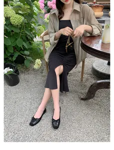 Ballerine stile francese con fiocco abbinate a un abito nero con spacco laterale