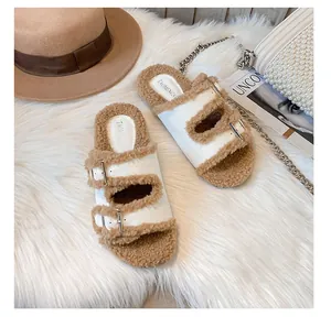 Sandali in pile con fibbie, borsa di perle e cappello su tappeto di peluche di lusso