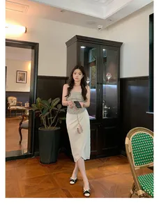 Outfit francese chic con top in maglia grigia e gonna midi a portafoglio bianco sporco