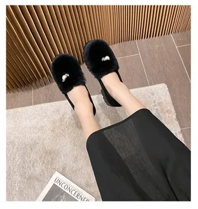 Nahaufnahme schwarzer Plüsch-Loafer für Damen mit eleganter Perlen- und Metallschnalle