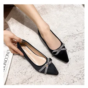 Elegante schwarze spitze Ballerinas mit einer großen doppelten Strass-Schleife
